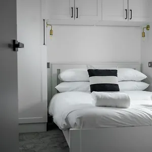 Lodge Goodstay By Urban Space, Barry