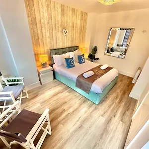 Coastal Vibes - Stunning With King Size Bed And Free Parking - Central Location And Close To Beach Apartment Bournemouth